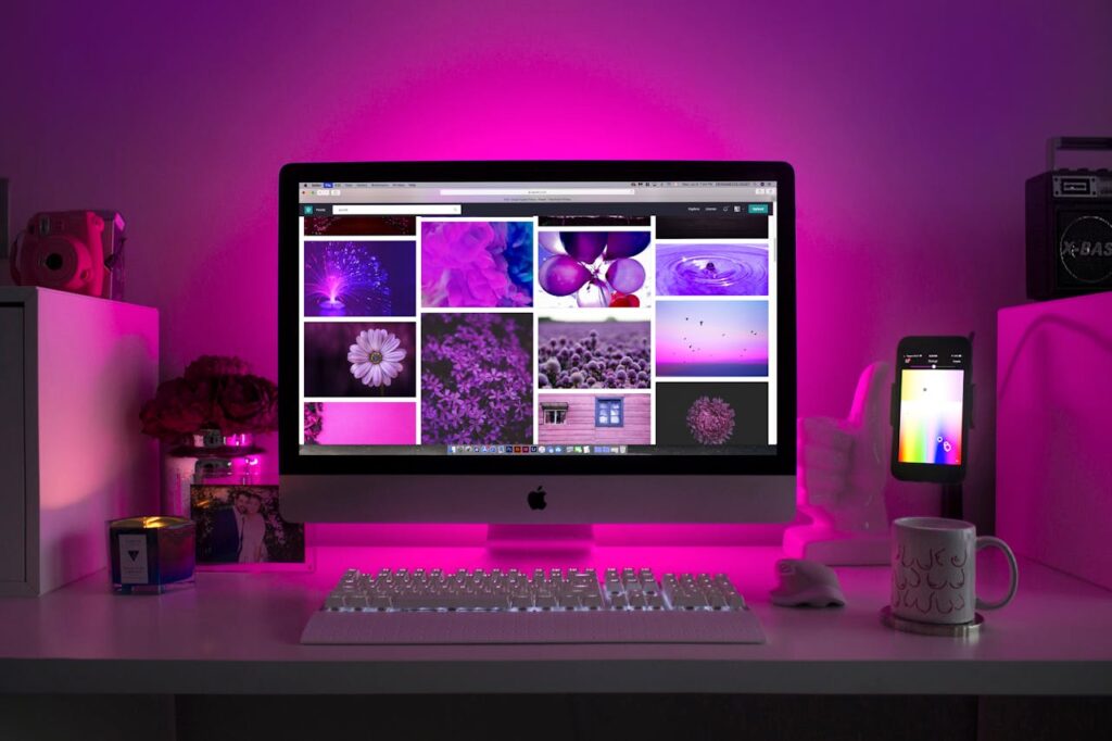 Computadora trabajando en WordPress haciendo un sitio web con fondo morado