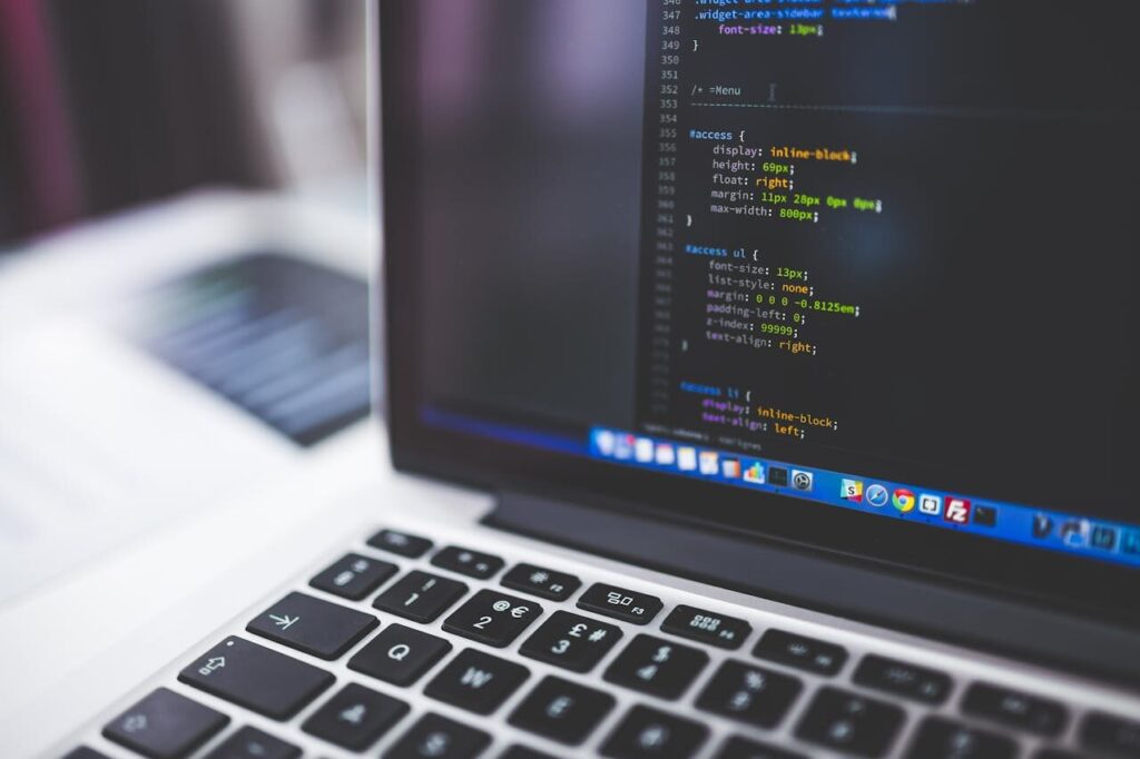 Equipo de computadora de escritorio escribiendo código CSS